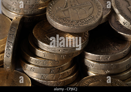 Regno Unito una libbra di monete, pila di una libbra di monete. mucchio di denaro. pila di monete, £1 Foto Stock