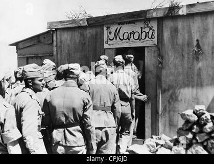 I soldati tedeschi di fronte ad un cinema, 1942 Foto Stock