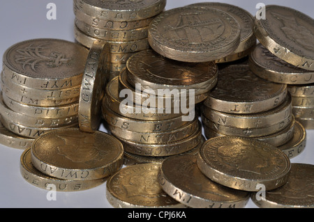 Regno Unito una libbra di monete, pila di una libbra di monete. mucchio di denaro. pila di monete, £1 Foto Stock