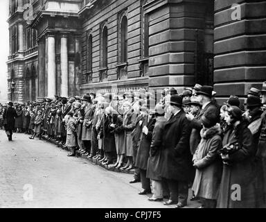 La folla in Downing Street, 1931 Foto Stock