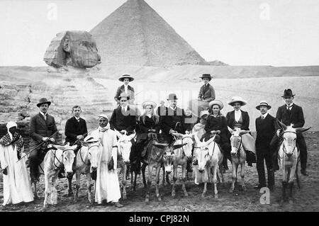 Friedrich August von Oldenburg e la sua famiglia presso le Piramidi di Giza, 1913 Foto Stock