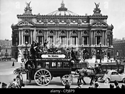 Carrozza a cavalli di fronte all'Opera Garnier, 1941 Foto Stock