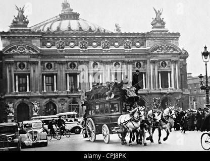 Carrozza a cavalli di fronte all'Opera Garnier, 1936 Foto Stock