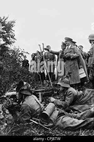 Werner Freiherr von Fritsch con Adolf Hitler nella manovra, 1936 Foto Stock