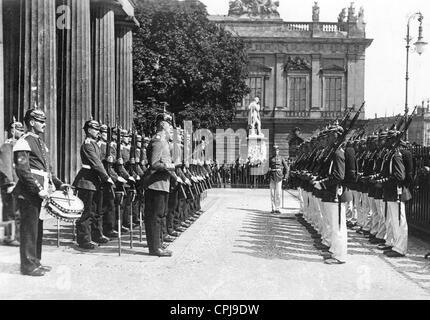 Cambio della guardia di fronte alla Neue Wache di Berlino, 1914 Foto Stock