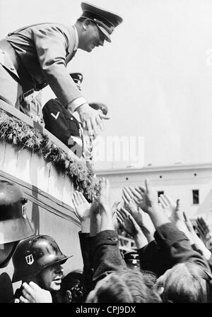 Adolf Hitler si allunga la mano verso le donne, 1938 Foto Stock