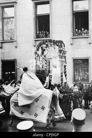 Adolf Hitler in corrispondenza della finestra durante una cerimonia per il primo di maggio, 1934 Foto Stock