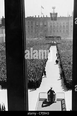 Adolf Hitler parla al rally per il primo di maggio, 1937 Foto Stock
