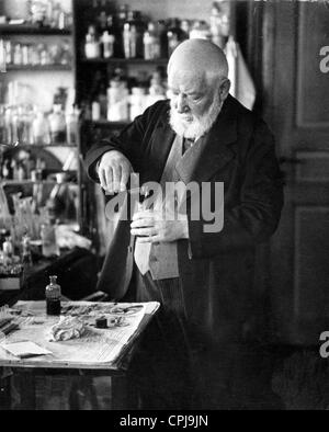 Wilhelm Ostwald (1853-1932), il chimico tedesco e vincitore del Premio Nobel (1909) nel suo laboratorio. Foto Stock