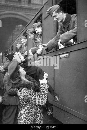 La partenza di un soldato in congedo presso la stazione ferroviaria Foto Stock