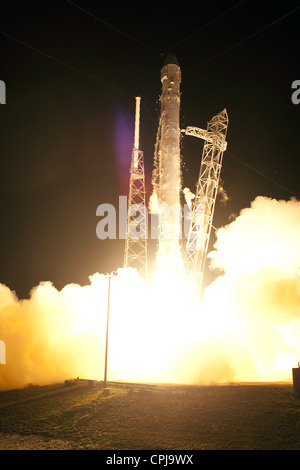 La SpaceX Falcon 9 svetta a razzo nello spazio da Space Launch Complex-40 su Cape Canaveral Air Force Station che porta la capsula Dragon in orbita 22 Maggio 2012 a Cape Canaveral, in Florida. Foto Stock