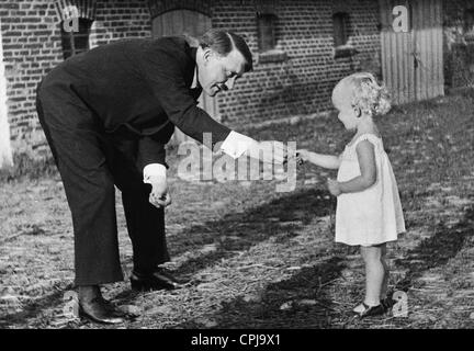 Adolf Hitler con un bambino, 1936 Foto Stock