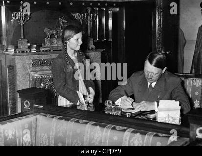 Adolf Hitler dà un autografo di una ragazza, 1935 Foto Stock
