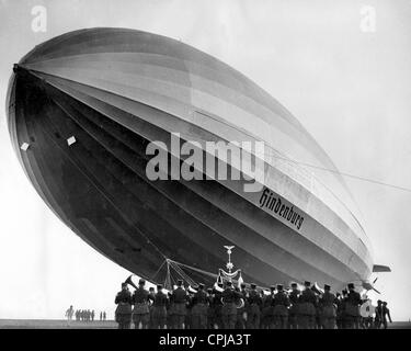 Zeppelin LZ 129 'Hindenburg' prima il suo atterraggio all' aeroporto di Francoforte, 1936 Foto Stock