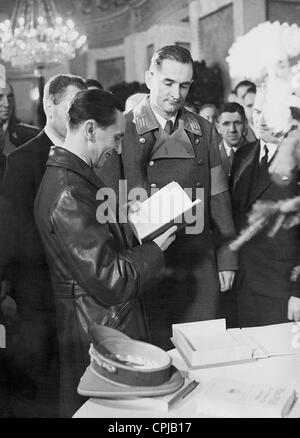 Joseph Goebbels con Haegert alla riunione dei poeti di Weimar, 1941 Foto Stock