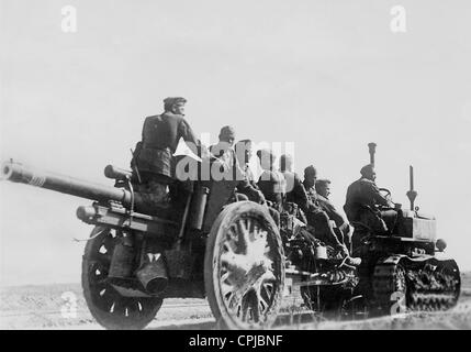 Il trasporto di una pistola di artiglieria nella seconda guerra mondiale sul fronte orientale, 1942 Foto Stock