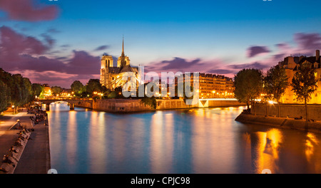 La cattedrale di Notre Dame e il Fiume Senna e l'Ile de la Cite al crepuscolo, Parigi Francia Foto Stock