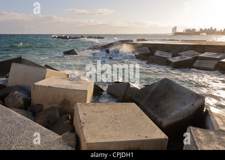 Struttura di frangionde rocce sulla costa di Barcellona. Spagna. Foto Stock