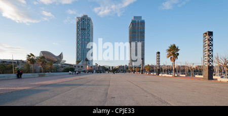 Barcellona, Spagna - Dicembre 2011 : torri gemelle al Porto Olimpico di Barcellona, Spagna. Foto Stock