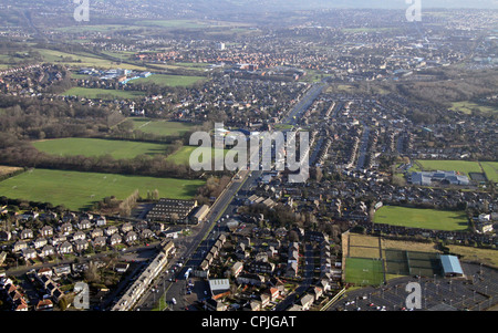 Veduta aerea di Thornbury, Bradford guardando ad est verso Leeds lungo Bradford Road, West Yorkshire Foto Stock