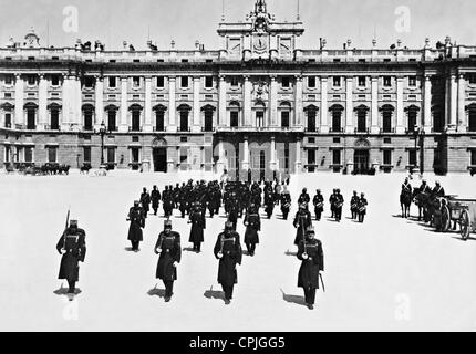 Cambio della guardia di fronte al Palazzo Reale di Madrid, 1925 Foto Stock