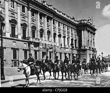 Parata militare di fronte al Palazzo Reale di Madrid, 1930 Foto Stock