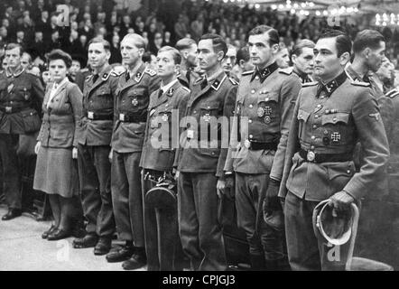 Otto Skorzeny con i membri di un gruppo speciale di paracadutisti tedeschi, 1943 Foto Stock