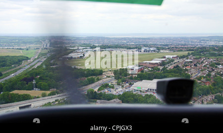 La vista dalla cabina di pilotaggio di un Cessna 172 aeromobili leggeri essendo attraversato da Simon Moores come è venuta in terra a Rochester Aeroporto in Kent Foto Stock