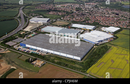 Veduta aerea di una tenuta industriale a Thrapston vicino Kettering, Regno Unito Foto Stock