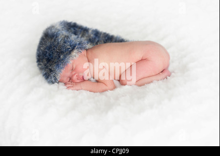 Vista superiore del sonno neonato con hat Foto Stock