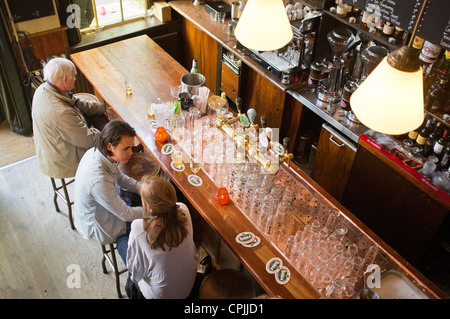 La gente seduta un bar nella cittadina olandese di Delft Foto Stock