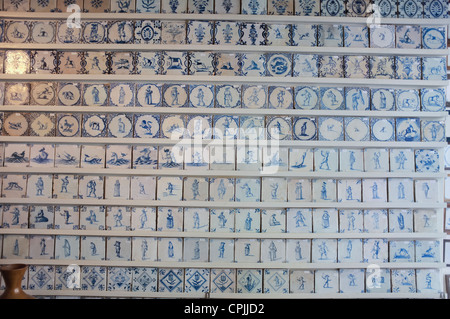 Shop display del vecchio Delft ware piastrelle per la vendita Foto Stock