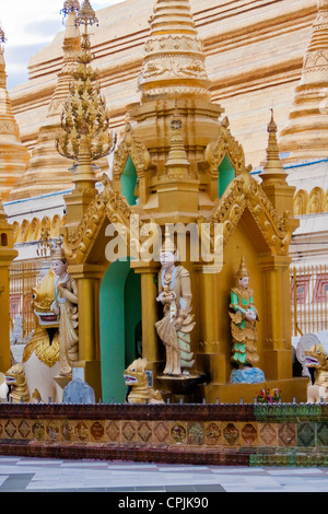 Myanmar Birmania. Shwedagon pagoda Yangon, Rangoon. Santuario in onore di nat, spiriti buddista venerato in Myanmar. Foto Stock