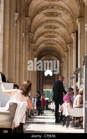 Parigi, Francia - Cafe Marly presso il Louvre Museo d'arte. Foto Stock