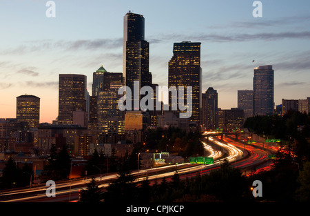 Interstate 5 tagli un ampio percorso attraverso il centro di Seattle Foto Stock