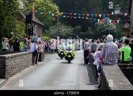 Polizia moto outriders, parte della London 2012 Torcia Olimpica, Avvicinamento ponte Ludford, Ludlow Shropshire Foto Stock