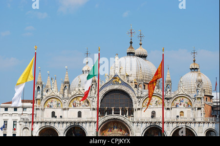 Famosa cattedrale di San Marco sul cielo blu, Venezia, Italia Foto Stock