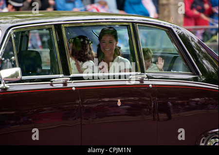 Pippa Middleton onde alle folle come fa il suo modo di Westminster Abbey per le nozze del principe William e sorella Kate. Foto Stock