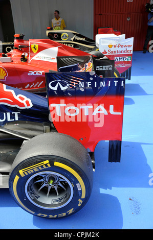Indietro le ali della Red Bull, Ferrari e Lotus auto da corsa Foto Stock