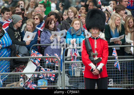 Gli spettatori in attesa dell'arrivo del corteo nuziale del principe William e Kate Middleton a Londra. Foto Stock