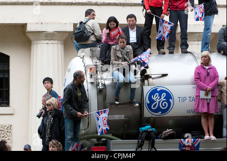 Gli spettatori in attesa dell'arrivo del corteo nuziale del principe William e Kate Middleton a Londra. Foto Stock