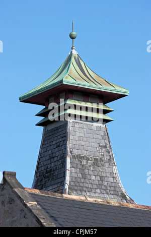 Destillery pagoda di sfiato sul tetto con parafulmine contro il cielo blu chiaro Foto Stock