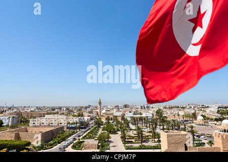 Vista aerea di strade a Monastir città, Tunisia. Minareto della moschea e Ribat come una fortezza. Red Flag tunisino. Posizione orizzontale Foto Stock