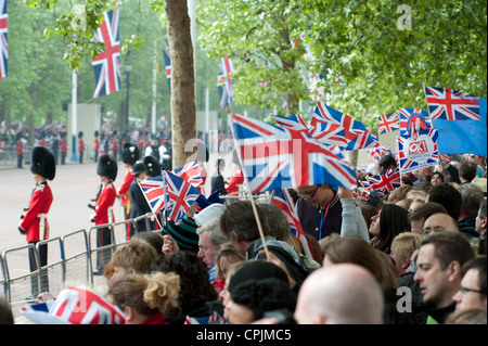 Gli spettatori in attesa dell'arrivo del corteo nuziale del principe William e Kate Middleton a Londra. Foto Stock