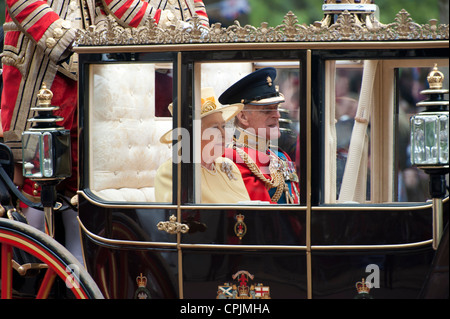 HM Queen Elizabeth II e Sua Altezza Reale il Duca di Edimburgo il Principe Filippo al matrimonio di suo nipote il principe William. Foto Stock