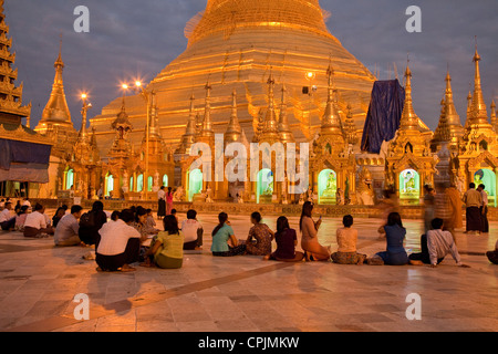 Myanmar Birmania. Shwedagon pagoda illuminata di notte, Yangon, Rangoon. Foto Stock