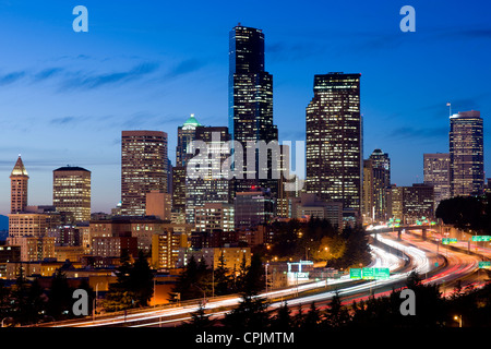 Interstate 5 tagli un ampio percorso attraverso il centro di Seattle Foto Stock