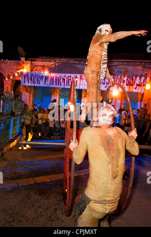 Gerusalemme, Israele. Acrobati eseguire uno spettacolo di strada presso il Muristan Square nella città vecchia durante il Festival 2010 di luce. Foto Stock