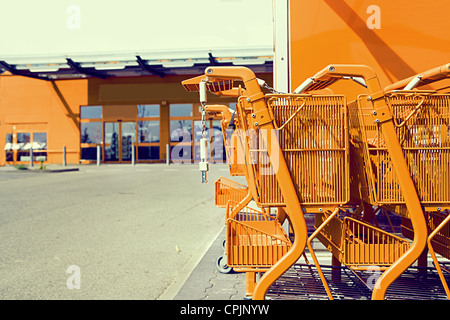 Un colpo di mercato e carrello supermercato view Foto Stock