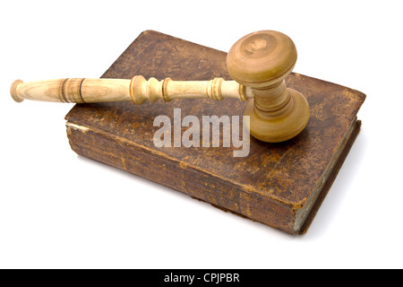Martelletto di legno su un libro antico, simbolo di legge e procedimenti legali. Foto Stock